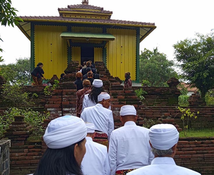 You are currently viewing Kalau KGPH Hangabehi Tanam “Wijaya Kusuma”, Pakasa Ngawi Tanam Bibit Sawo Kecik