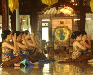 Read more about the article Empat Keturunan Dinasti, Hanya Mataram Surakarta yang Meneruskan Bedhaya Ketawang (seri 1 – bersambung)