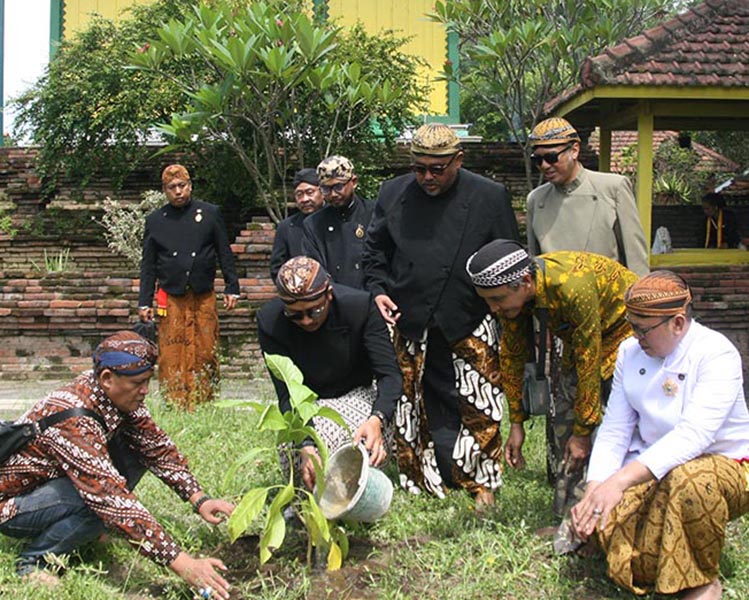 You are currently viewing Semua Elemen LDA Kraton Mataram Surakarta, Wajib Bikin Panggung Untuk Gusti Behi (seri 3 – habis)