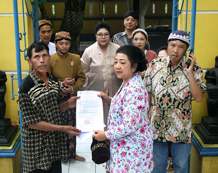 Read more about the article Siang Tadi, Gusti Moeng Serahkan SK Tetepan Juru-Kunci di Tengah Hutan Danalaya