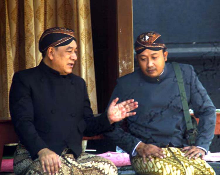 Read more about the article Tata-ulang Organisasi Pakasa, Jadi Sinyal Serius Ultah Sewindu “Istana Mataram” (seri 4 – bersambung)