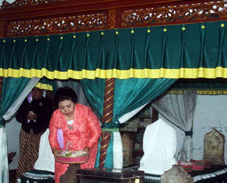 Read more about the article Ketika Publik “Terjebak” Asumsi Mataram Surakarta “Hanya” Sebatas Lembaga Kerajaan (seri 4 – bersambung)