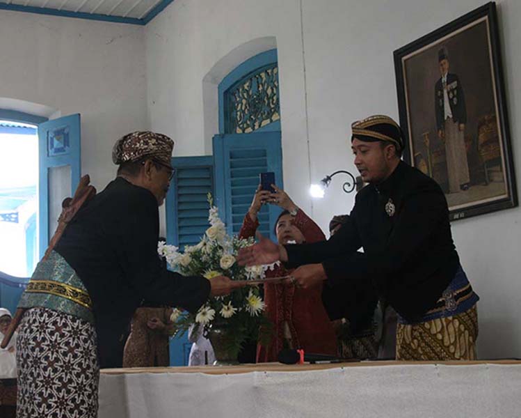 You are currently viewing Bebadan Kabinet 2004 Akan Mewisuda 25 Sentana dan 150-an Abdi-dalem