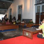 Ketua Lokantara Pusat Bedah Buku “Kerajaan Mataram” di Kelas Sanggar Paes Marcukunda