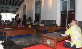 Ketua Lokantara Pusat Bedah Buku “Kerajaan Mataram” di Kelas Sanggar Paes Marcukunda