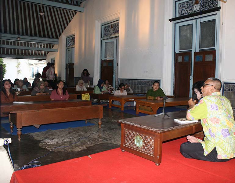 You are currently viewing Ketua Lokantara Pusat Bedah Buku “Kerajaan Mataram” di Kelas Sanggar Paes Marcukunda