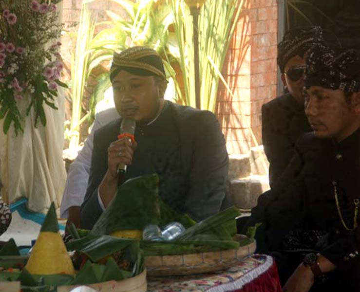 Read more about the article Lebih Rasional dan Ideal, Sambutan Berbahasa Jawa “Krama” Diberikan di Acara Adat (seri 2 – bersambung)
