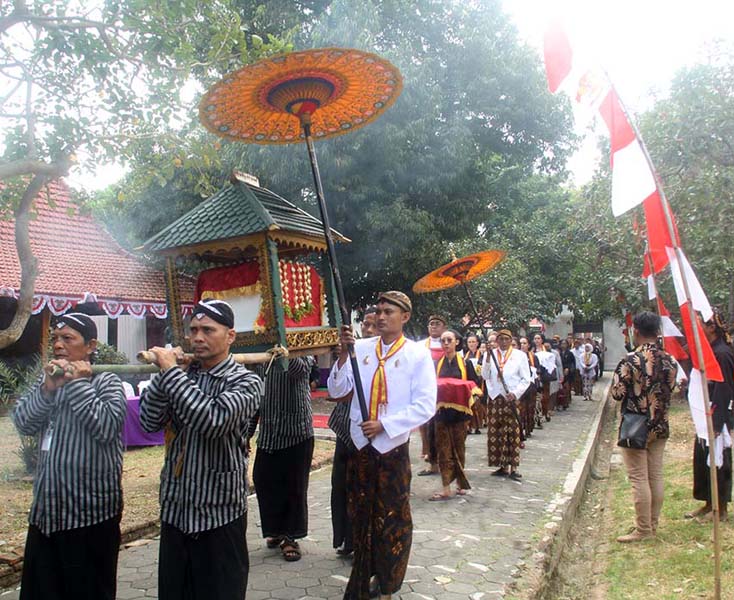 You are currently viewing Senin, 21 Juli, Prajurit Kraton Pandu Kirab Ganti Langse Makam Amangkurat Agung