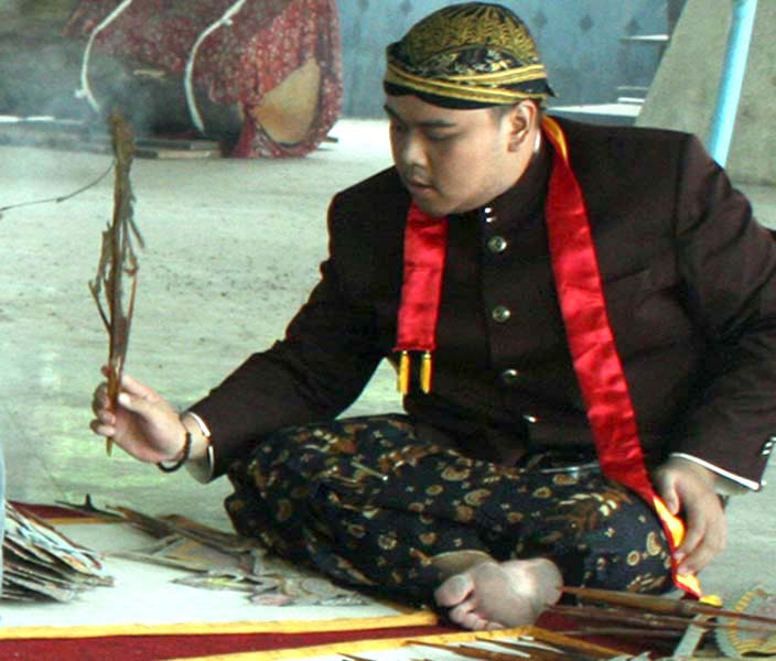 You are currently viewing Fenomena “Sisi Lain” Profesi Dalang Wayang Kulit “Gagrag Surakarta” (seri 2 – bersambung)
