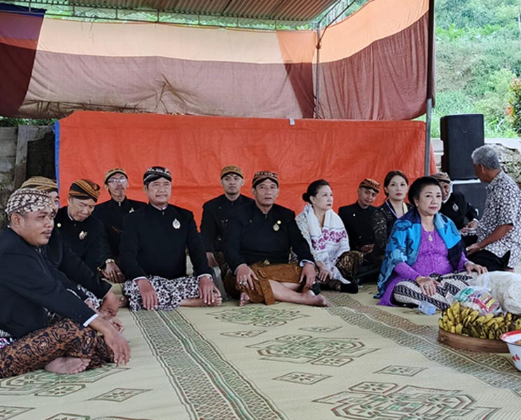You are currently viewing Gusti Moeng Hadiri Sedekah Gunung Merapi dan Pakasa Ngawi Gelar Jamas Pusaka Kabupaten