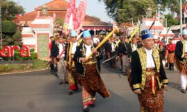 Kirab Prajurit Bertombak Event “Grebeg Mulud Njeporonan” di Tengah Rasa Was-was