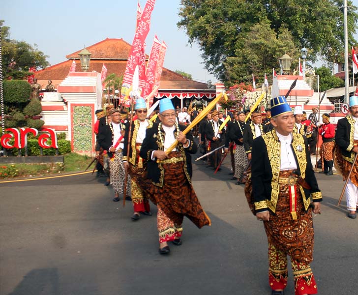 Read more about the article Kirab Prajurit Bertombak Event “Grebeg Mulud Njeporonan” di Tengah Rasa Was-was