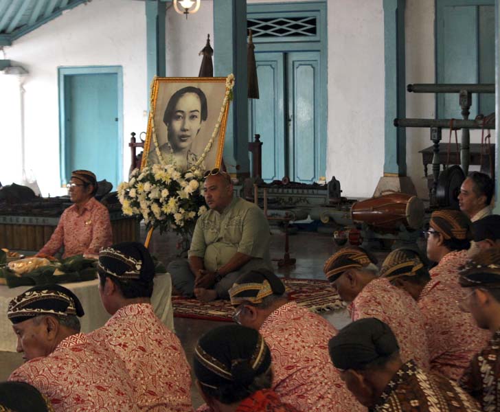 You are currently viewing Hari Ini, Rombongan Bebadan Kabinet 2004 Ziarah ke Astana Pajimatan Imogiri