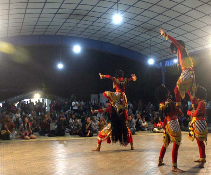 Read more about the article Pentas Malam Ketiga “Sekaten Art Festival 2025”, Semalam, Suasana Sudah Kembali Sejuk