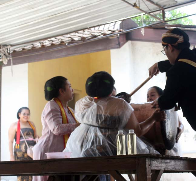 You are currently viewing Sebelum Untuk “Adang”, Dandang “Kiai Dhudha” Dijamasi di Samping Pawon Gandarasan
