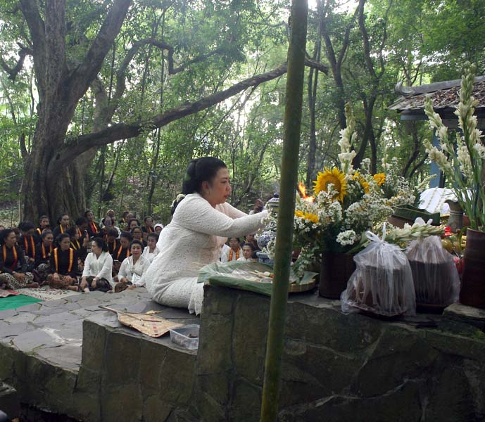 You are currently viewing Upacara Adat Wilujengan Nagari Mahesa Lawung Menunjukkan Islam yang “Pengayom” (seri 1 – bersambung)