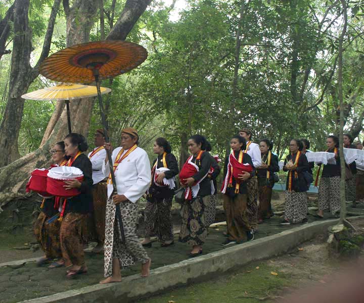 You are currently viewing Upacara Adat Wilujengan Nagari Mahesa Lawung Menunjukkan Islam yang “Pengayom” (seri 2 – bersambung)