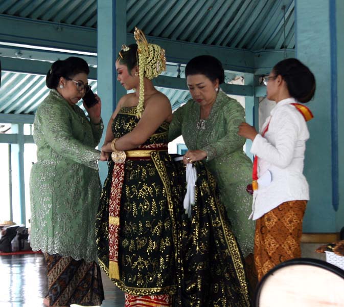 Read more about the article “Mendapatkan Sumbernya”, Perias Muda Jadi Peserta Ujian Sanggar Paes Tata-Busana