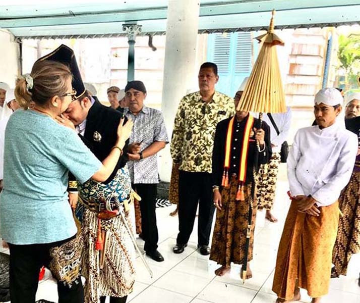 You are currently viewing Memahami di Balik “Bangunan”, “Tahta”, Konsep “Ratu” dan “Bibit, Bobot, Bebet” (seri 4 – bersambung)