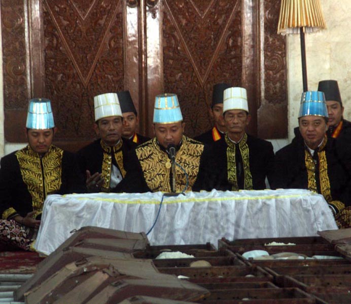 You are currently viewing Memahami di Balik “Bangunan”, “Tahta”, Konsep “Ratu” dan “Bibit, Bobot, Bebet” (seri 5 – bersambung)