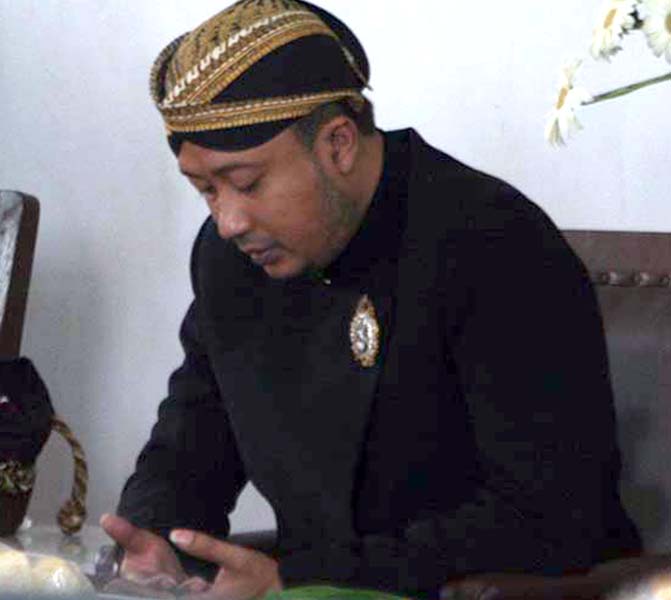 You are currently viewing Memahami di Balik “Bangunan”, “Tahta”, Konsep “Ratu” dan “Bibit, Bobot, Bebet” (seri 7 – bersambung)