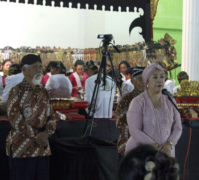 You are currently viewing Semalam, Gusti Moeng dan Rombongan Hadiri Gelar Budaya di Klaten