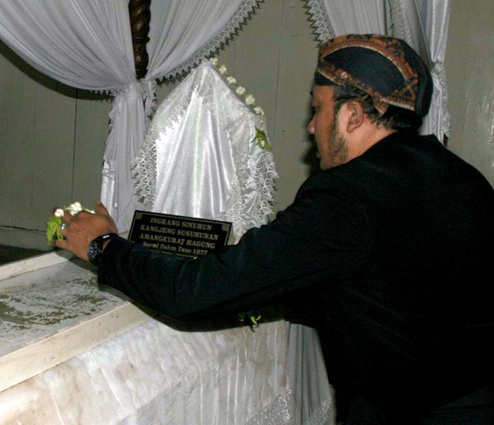 Read more about the article Para Pengurus Pakasa Cabang Memandang, KGPH Hangabehi “Lebih Layak” (seri 6 – bersambung)