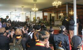 Jenazah Sinuhun PB XIII Dilepas dari Topengan Maligi, Diiringi Dua Gendhing Pakormatan