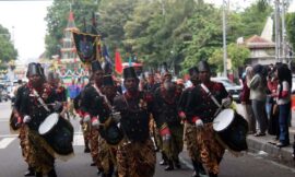 Peringatan HUT ke-94 Pakasa Berlangsung di Tengah Heboh “Raja Kembar” (seri 2 – habis)