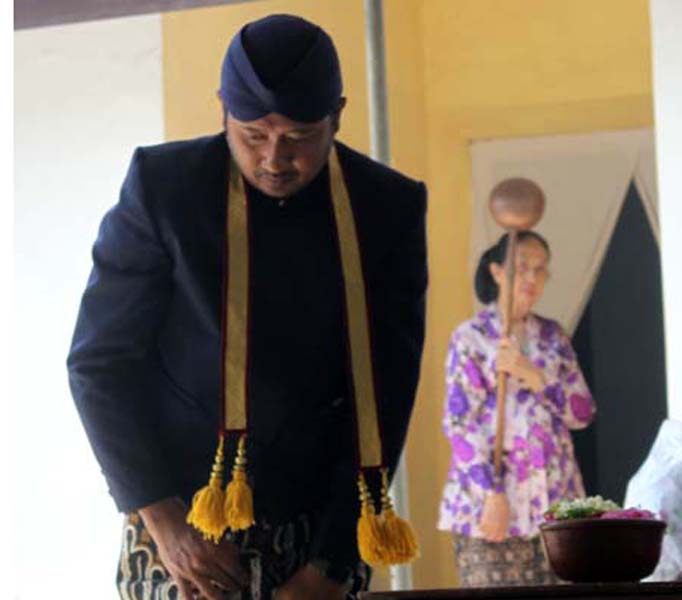 Read more about the article Para Pengurus Pakasa Cabang Memandang, KGPH Hangabehi “Lebih Layak” (seri 9 – habis)