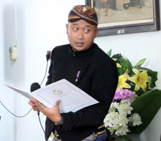 Read more about the article Publik Benar-benar Menyaksikan Ada Seorang “Nata Tanpa Labuh Karya” (seri 4 – habis)