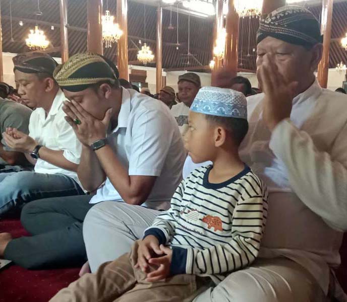 You are currently viewing Perjalanan Spiritual Sinuhun PB XIV Hangabehi,”Lelaku Ing Satengahing Rame” (seri 1 – bersambung)