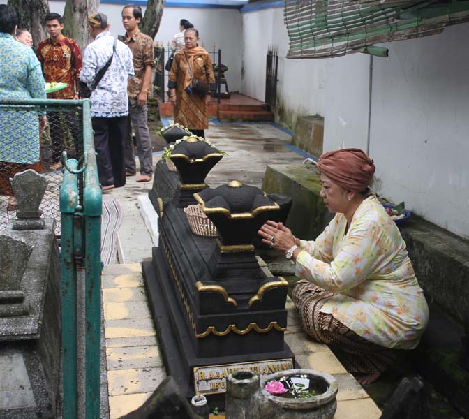 Read more about the article Memasuki Bulan Ruwah, Safari “Tour de Makam” Kraton Kembali Berjalan