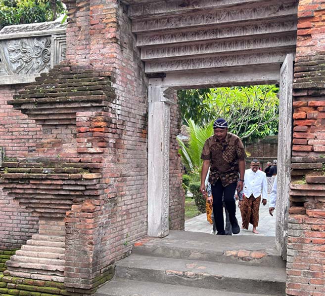 You are currently viewing Jumat Siang Tadi, Perjalanan Spiritual Sinuhun PB XIV Hangabehi di Kutha Gedhe