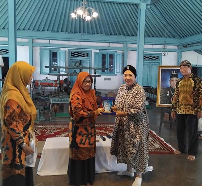 Read more about the article Sejumlah Guru IPS SMP Pamekasan, Studi Banding ke Mataram Surakarta