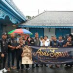 Komunitas Saka Dharma Awu Sepuh Bagi-bagi Takjil di Depan Kori Kamandungan