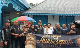 Komunitas Saka Dharma Awu Sepuh Bagi-bagi Takjil di Depan Kori Kamandungan