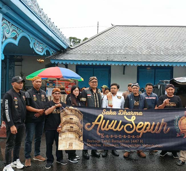 Read more about the article Komunitas Saka Dharma Awu Sepuh Bagi-bagi Takjil di Depan Kori Kamandungan