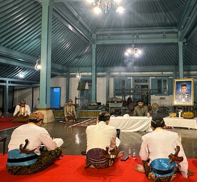 You are currently viewing Siang Ini Rombongan Kraton “Nyadran” di Makam Bathara Katong Ponorogo