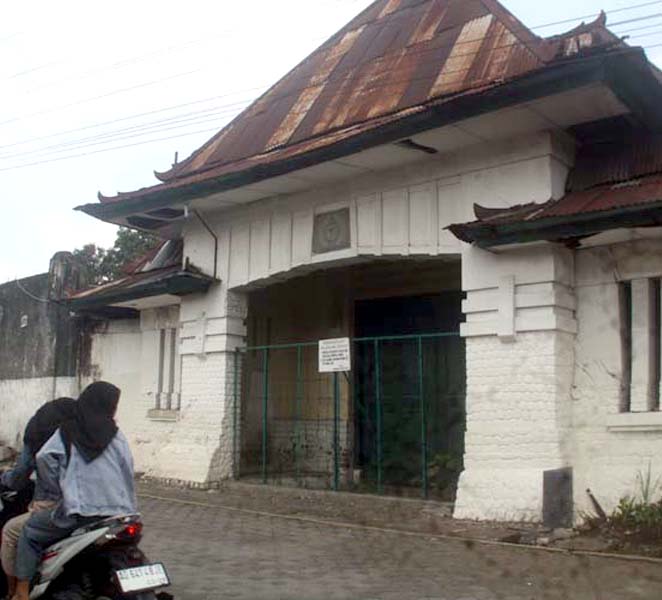 Read more about the article Sudah Dua Hari Hingga Rabu Siang Ini, Ada “Babat-babat Alas” di Kraton Kulon