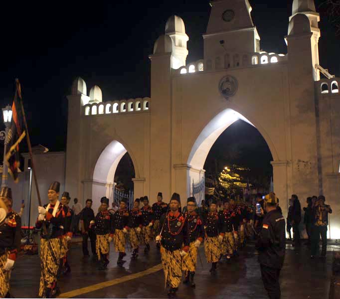 You are currently viewing Semangat dan Optimistik “Malem Selikuran” Perdana di Era Sinuhun PB XIV (seri 1 – bersambung)