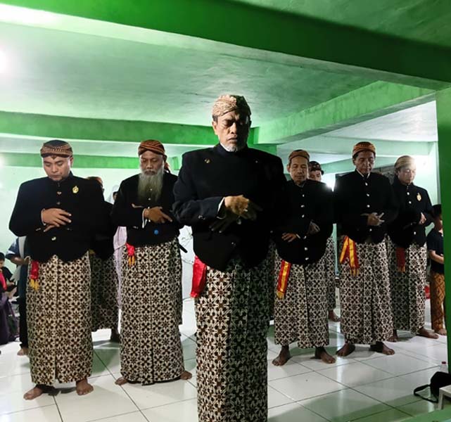 Read more about the article Warga Pakasa Cabang Kudus Shalat Hajad Untuk Sinuhun PB XIV Hangabehi