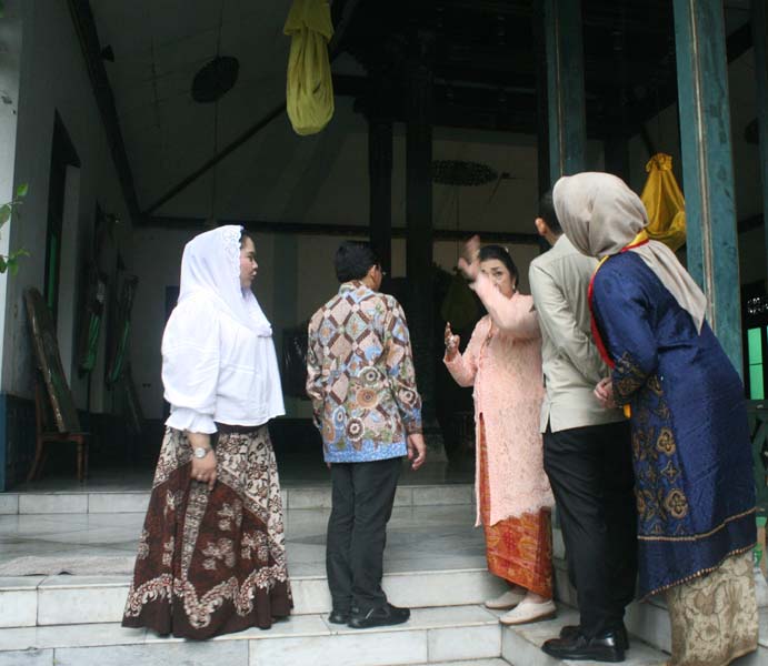 Read more about the article Di Era Presiden Prabowo, Kraton Bisa Menghilangkan “Hil yang Mustahal” (seri 2 – bersambung)