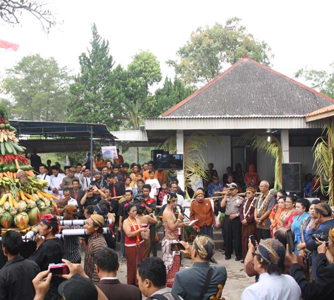 You are currently viewing Pesanggrahan Deles, Kini, “Tantangan” Bagi Nalar dan Nurani Waras (seri 2 – bersambung)