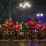 Panggung Hari Tari Dunia di Kota Surakarta “Disambut” Hujan Deras