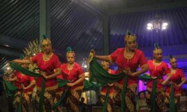 Panggung Hari Tari Dunia di Kota Surakarta “Disambut” Hujan Deras
