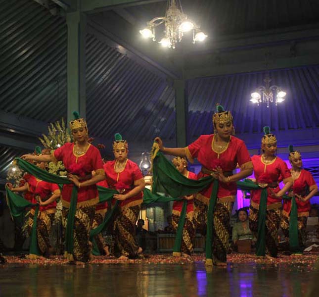 Read more about the article Panggung Hari Tari Dunia di Kota Surakarta “Disambut” Hujan Deras