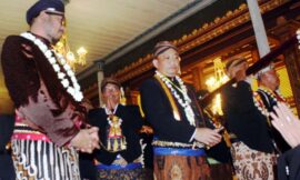 Prosesi Kirab Pusaka Dilepas Sinuhun PB XIV di Paningrat Lor Sasana Sewaka