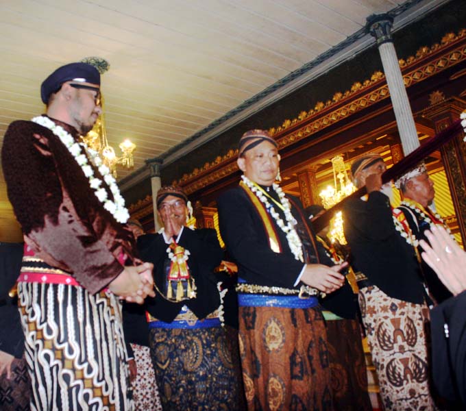 Read more about the article Prosesi Kirab Pusaka Dilepas Sinuhun PB XIV di Paningrat Lor Sasana Sewaka