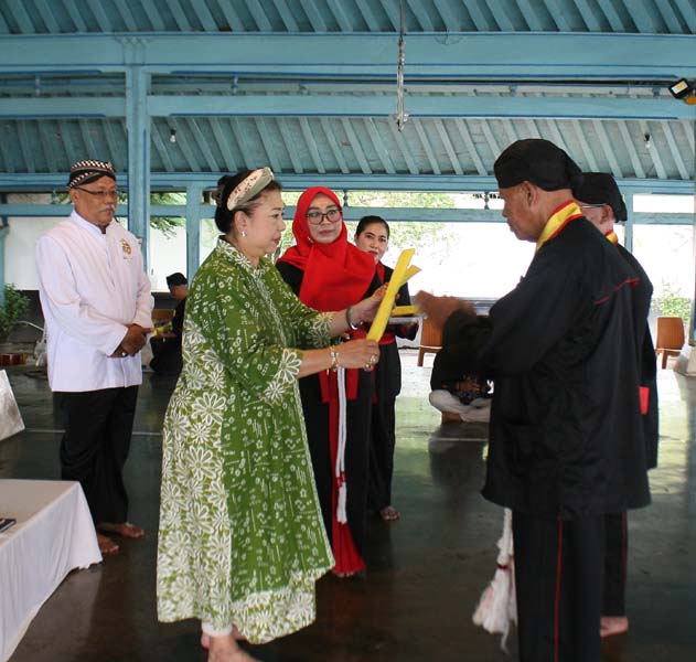 Read more about the article Gusti Moeng “Kukuhkan” 20 “Sesepuh” Perawat Petilasan Sunan Kumbul